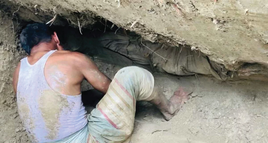 স্ত্রীর কবর খননের সময় মিলল ২ যুগ আগে দাফন করা স্বামীর অক্ষত মরদেহ