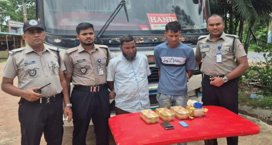 বাসের গোপন চেম্বারে ৪০ হাজার ইয়াবা, চালক-সহকারী গ্রেপ্তার