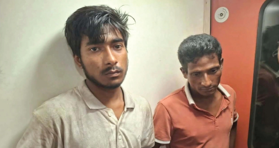 রাবি রেলস্টেশনে চলন্ত ট্রেন থেকে পাথর নিক্ষেপ, আটক ৩