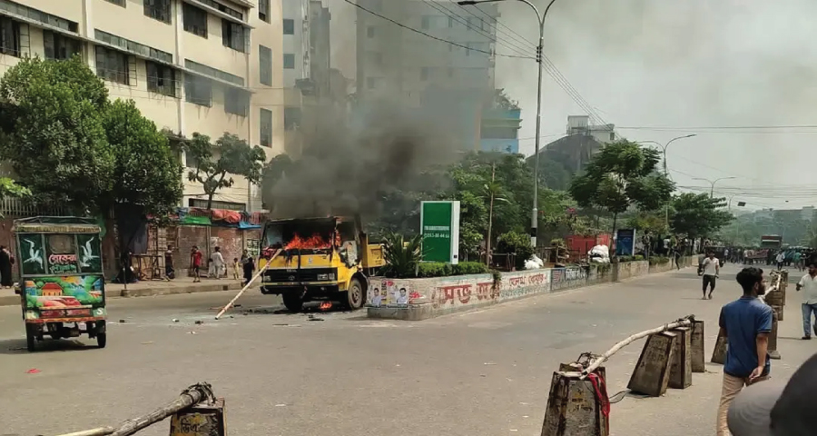 মিরপুরে ফুটপাত উচ্ছেদ অভিযান ঘিরে সংঘর্ষ, সিটি করপোরেশনের ৩ গাড়িতে আগুন