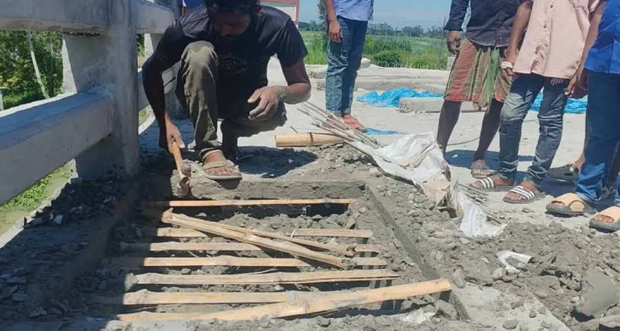 টাঙ্গাইলে ১০ কোটি টাকার সেতুতে রডের বদলে বাঁশ ব্যবহারের অভিযোগ