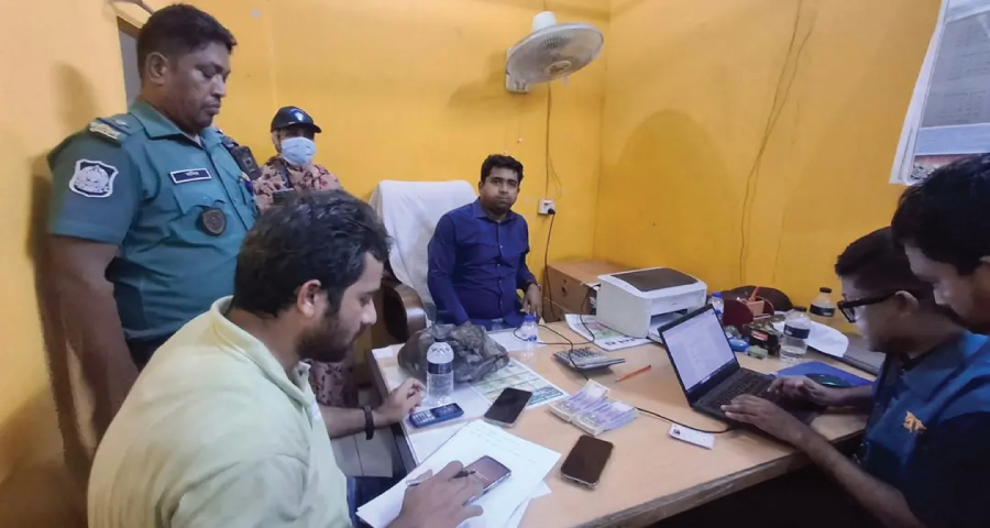 চট্টগ্রামে ২ লাখ টাকা ঘুষসহ সাব-রেজিস্ট্রার ও দুই সহযোগী আটক