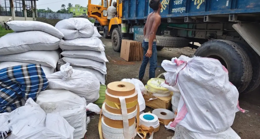 দুই ট্রাকে সিগারেট কারখানার সরঞ্জাম, জব্দ ১,২৭৫ কেজি তামাক