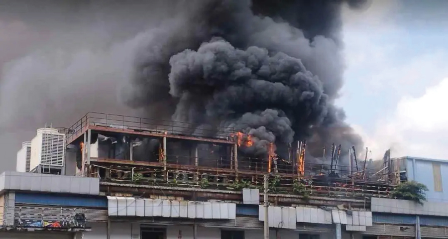 মহাখালীতে পুরোনো ভবনে আগুন, নিয়ন্ত্রণে ফায়ারের ৩ ইউনিট