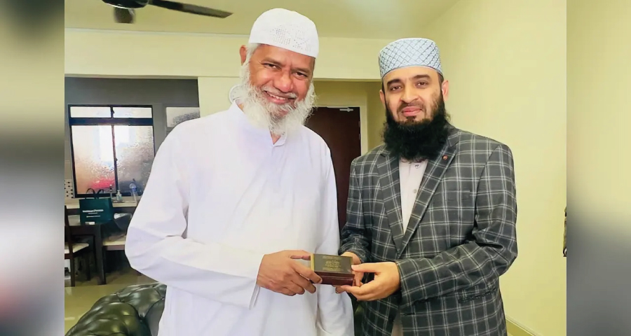 মালয়েশিয়ায় জাকির নায়েকের সঙ্গে আজহারির সাক্ষাৎ, পেলেন ‘কিসওয়াতুল কাবা’ আতর