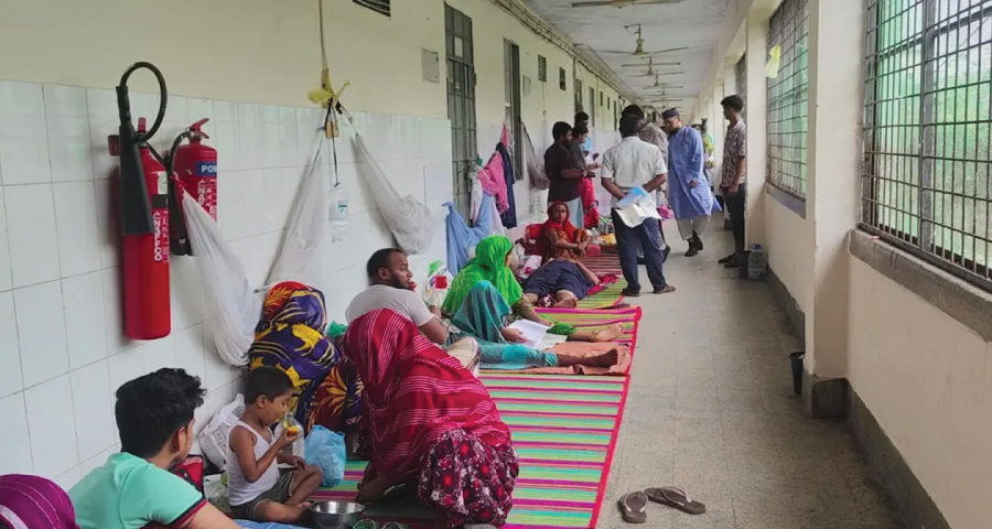 মমেকের ৫০ শয্যার ডেঙ্গু ওয়ার্ডে ১৩০ রোগী, মেঝে-বারান্দায় চিকিৎসা