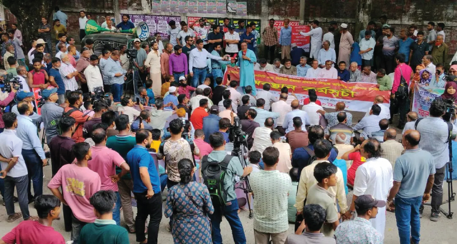 চট্টগ্রাম বন্দরে বিদেশি অপারেটরের কাছে এনসিটি ইজারার প্রতিবাদে শ্রমিকদের অবস্থান