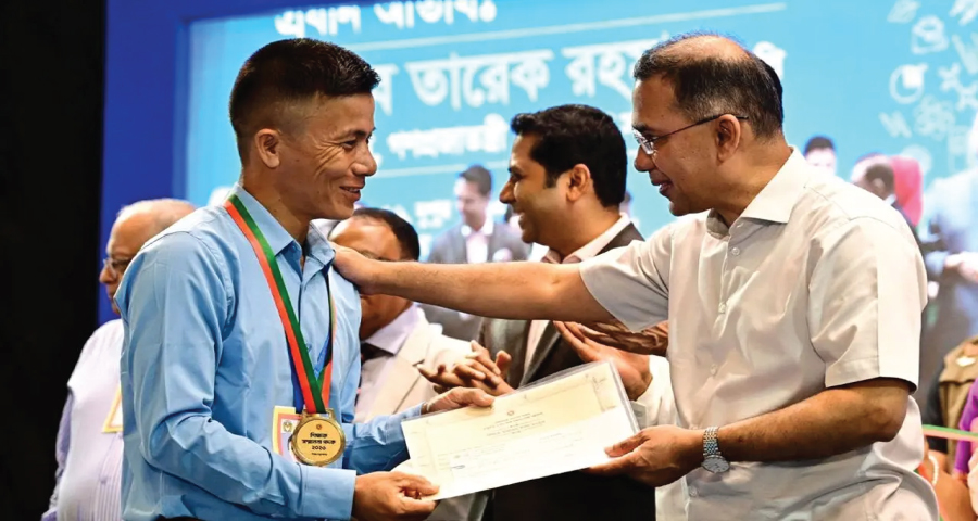 সহকর্মীদের বেতন দিতে নৌকা চালানো প্রধান শিক্ষক পেলেন সম্মাননা