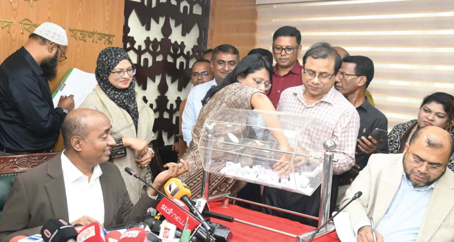 ঢাকায় পদায়নের জন্য লটারিতে বাছাই ১৮ সাব-রেজিস্ট্রার