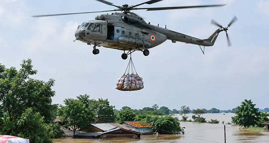 ভারতের বিহারে হেলিকপ্টার থেকে ফেলা ত্রাণ মাথায় পড়ে বৃদ্ধের মৃত্যু