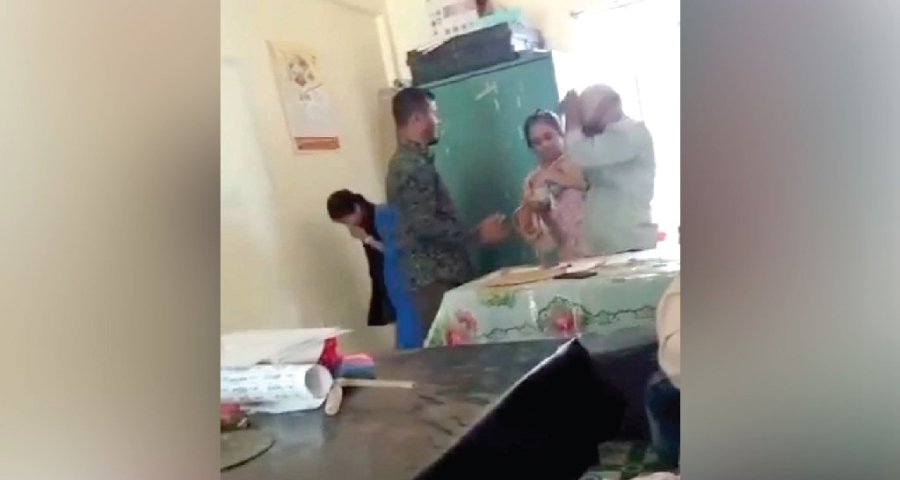 ফুলবাড়ীয়ায় বিদ্যালয়ে স্বামী-স্ত্রীর মারামারি, বিভাগীয় মামলা ও বদলির সুপারিশ
