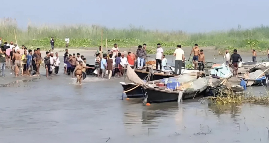 পদ্মায় ইলিশ রক্ষার অভিযানে হামলা-ইটপাটকেল, আটক ৩৬ জেলে