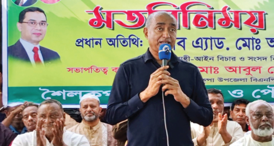‘আপনাদের মন্ত্রী কমিশন খান না, জোর গলায় বলবেন’—নেতাকর্মীদের আইনমন্ত্রী