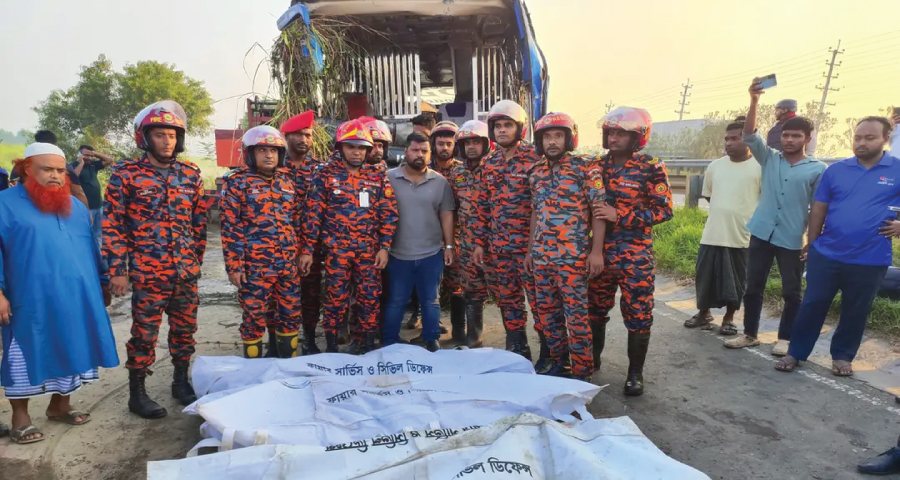 ঢাকা-মাওয়া এক্সপ্রেসওয়েতে বাস খাদে পড়ে নিহত ৩, আহত ১৬