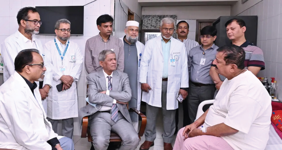 হাসপাতালে ভূমিমন্ত্রী মিনুকে দেখতে গেলেন রাষ্ট্রপতি