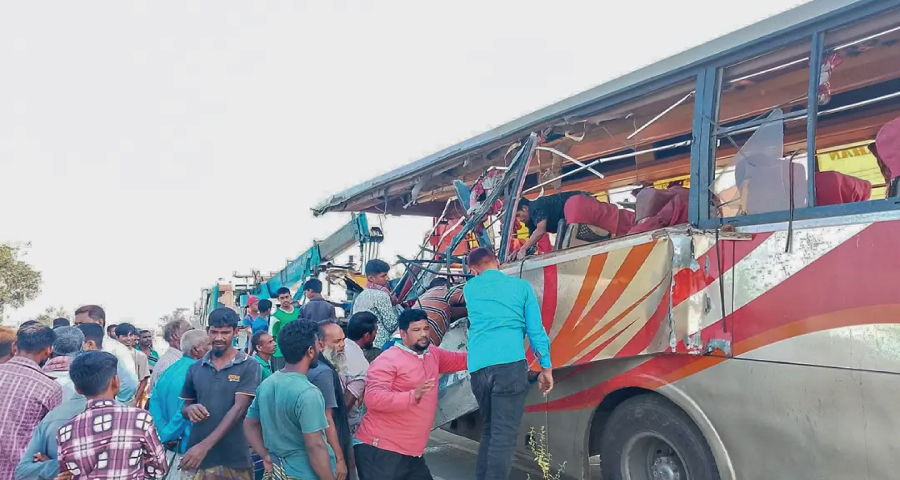 রংপুরে দাঁড়িয়ে থাকা ডাম্প ট্রাকে বাসের ধাক্কা, নিহত ৩