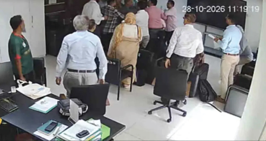 আইইডিসিআর পরিচালককে নিজ কার্যালয়ে মারধরের অভিযোগ
