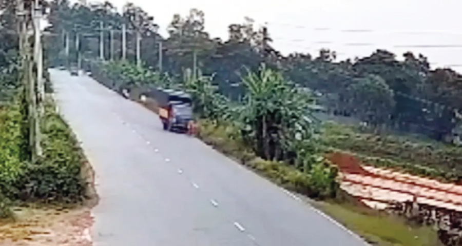 ময়মনসিংহে কাভার্ডভ্যানের চাপায় প্রাণ গেল দুই বোনের