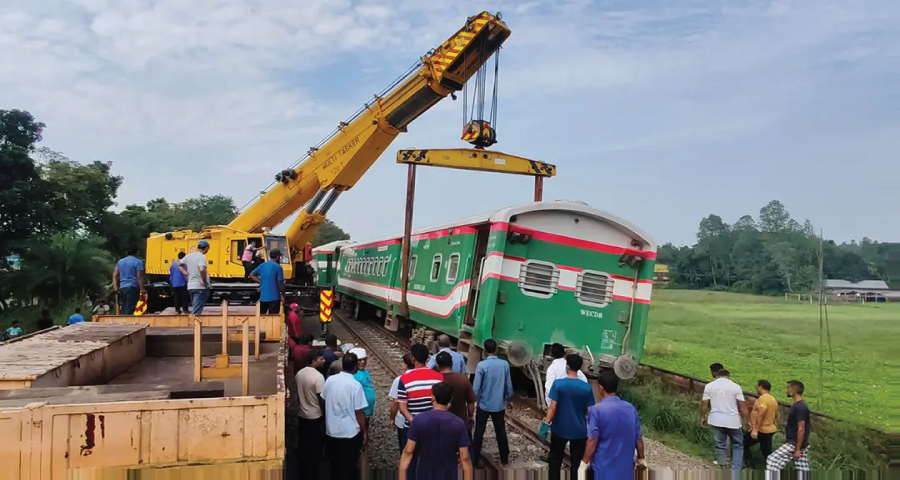 ৬ ঘণ্টা ধরে বন্ধ ঢাকার সঙ্গে উত্তরবঙ্গের রেল যোগাযোগ