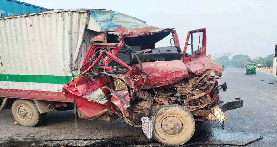ধামরাইয়ে বাস-কাভার্ডভ্যান সংঘর্ষে চালক নিহত