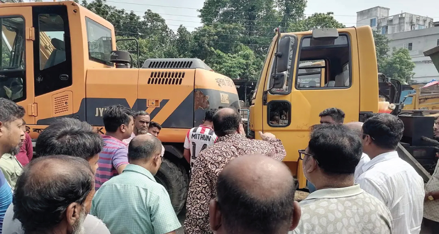 দুই ট্রাকের মাঝে চাপা পড়ে কেসিসির গাড়িচালকের মৃত্যু