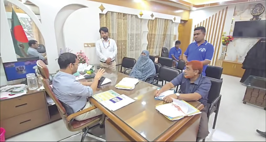 কান্নায় ছেলেকে জড়িয়ে ধরে মায়ের আকুতি, তবু নিজের কাছে রাখতে রাজি নন ছেলে