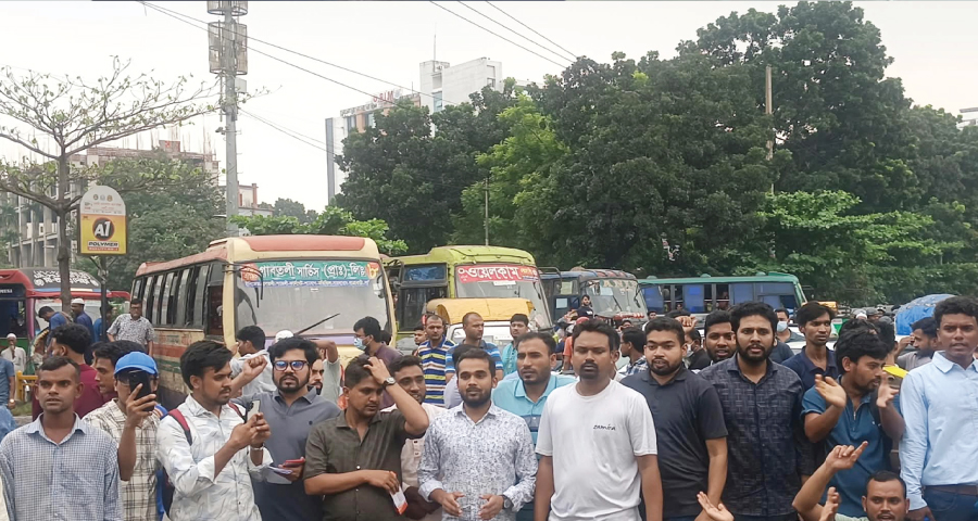 কেন্দ্রে গিয়ে পরীক্ষা স্থগিতের খবর, ঢাকায় সড়ক অবরোধে নিয়োগপ্রার্থীরা