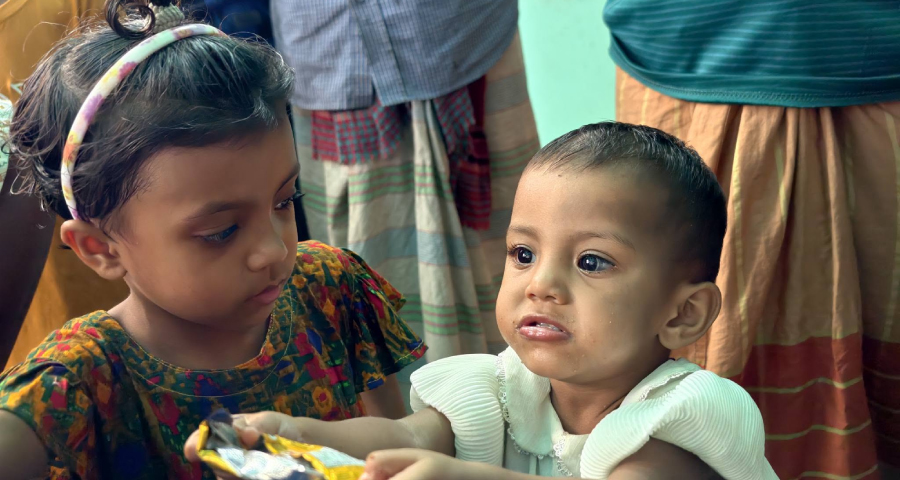 চিপসের প্রলোভনে দুই মেয়েকে সড়কে রেখে যাওয়ার অভিযোগ মায়ের বিরুদ্ধে