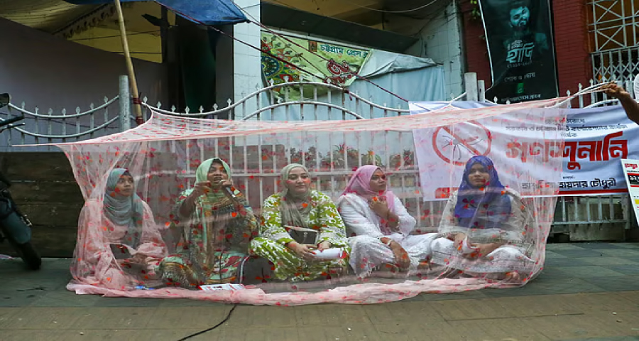 মশা দমনে ব্যর্থতার প্রতিবাদে রাস্তায় মশারি টানিয়ে পাঁচ তরুণীর অবস্থান