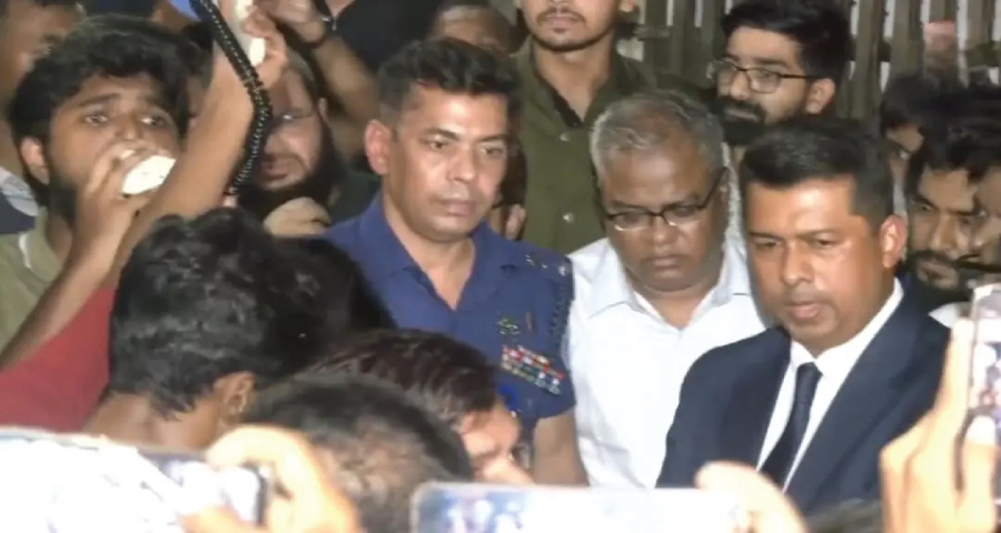 চুয়েটে আর না ফেরার শর্তে ক্যাম্পাস ছাড়লেন ভিসি
