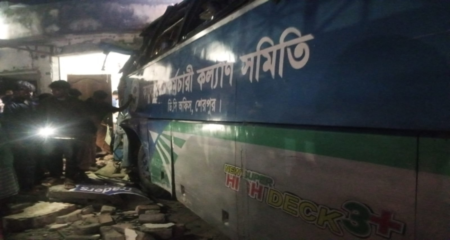 ত্রিশালে বাস-লেগুনার সংঘর্ষে শ্রমিক নিহত, আহত অন্তত ৩০